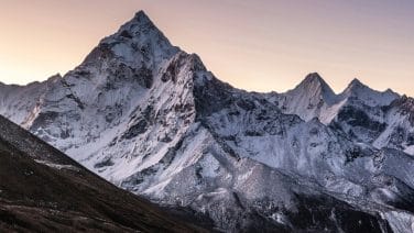 mount everest seen from everest base camp trek